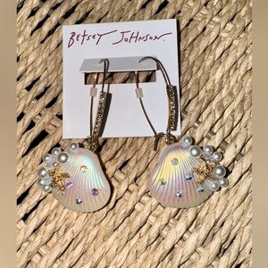 New! BETSEY JOHNSON Cruise Control Clam Pearl and Starfish Leverback Earrings.